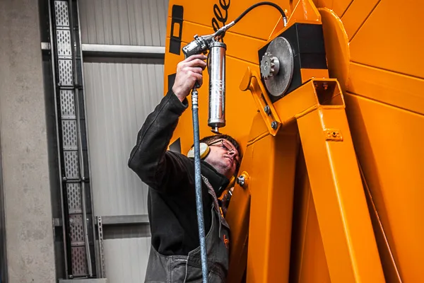 Smarowanie mechanizmu maszyny Hüdig podczas przeglądu